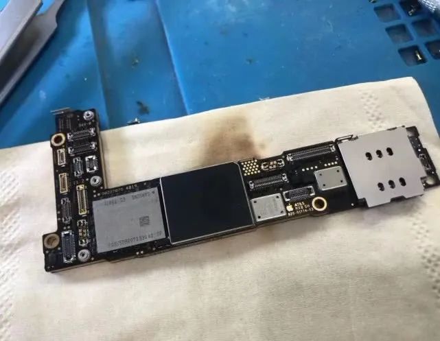 iphone 12 pro主板谍照曝光 三层堆叠设计或增电池容量