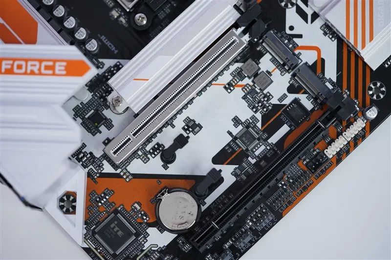 千元大廠主板！技嘉戰鷹B850M FORCE WIFI6E評測：一鍵降低9ns內存延遲