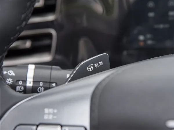给狂飙的“智驾”踩刹车 博主：紧急通知称智驾需改为辅助驾驶