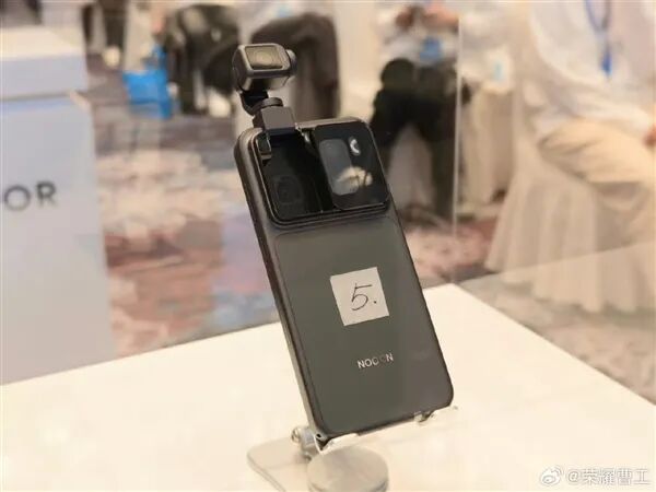 行業首款自帶云臺的機器人手機！榮耀ROBOT PHONE真機首次亮相