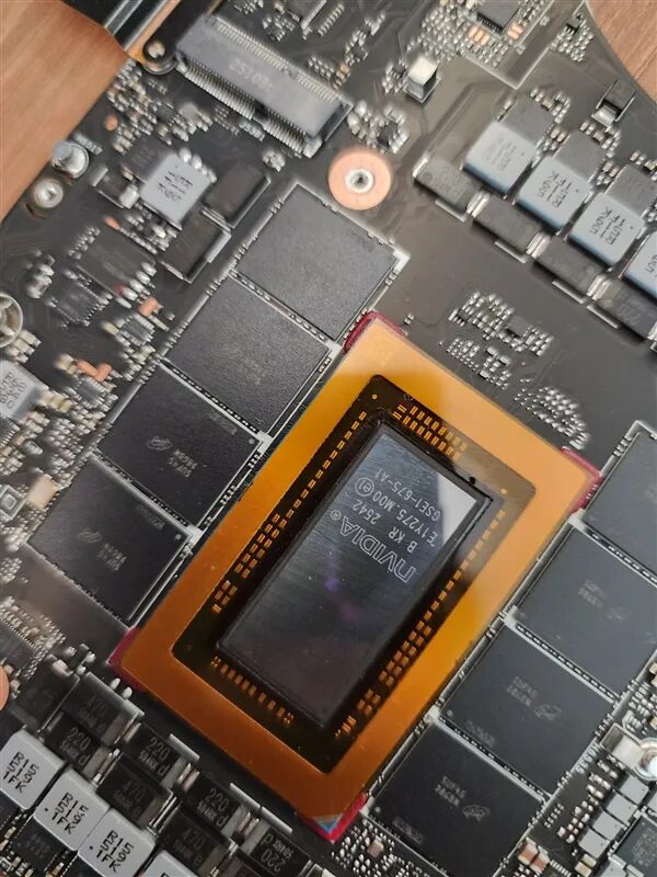 英偉達(dá)首款Windows專用處理器RTX Spark實(shí)物曝光：買(mǎi)顯卡送CPU、附贈(zèng)8顆內(nèi)存