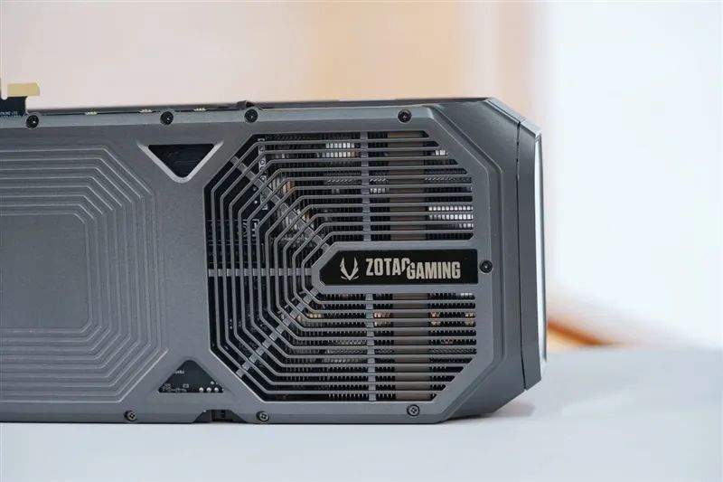 最高频率近3.3GHz！索泰RTX 5080 AMP EXTREME INFINITY评测：超频后与RTX 4090相去不远