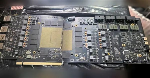 2400W供電設(shè)計(jì)無(wú)敵！RTX 5090工程樣板曝光：竟用上4組16Pin