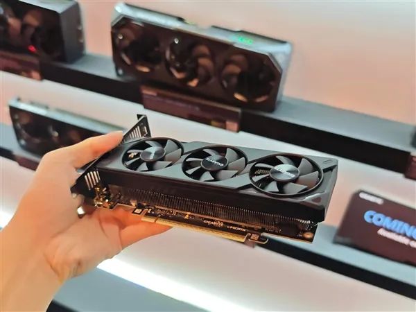 索泰、技嘉都有半高式刀卡RTX 5060：都是三風扇