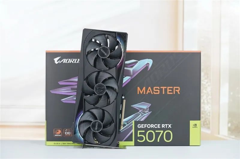 技嘉RTX 5070超级雕评测：DLSS 4让中端显卡也有顶级游戏体验
