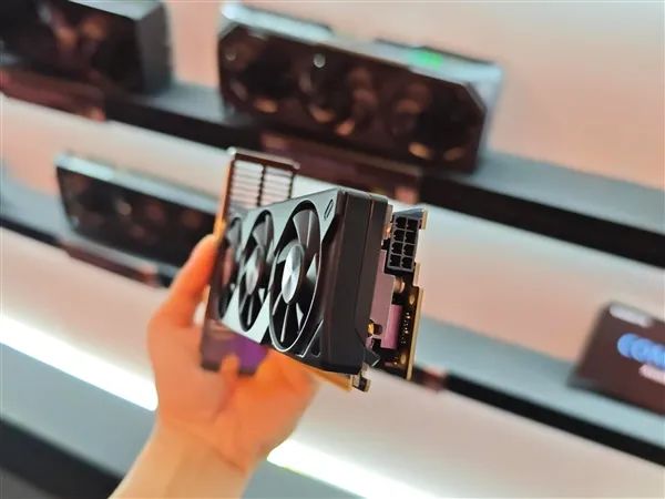 索泰、技嘉都有半高式刀卡RTX 5060：都是三風扇
