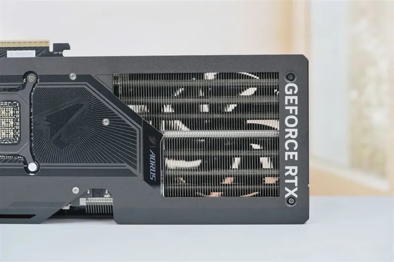 技嘉RTX 5070超级雕评测：DLSS 4让中端显卡也有顶级游戏体验