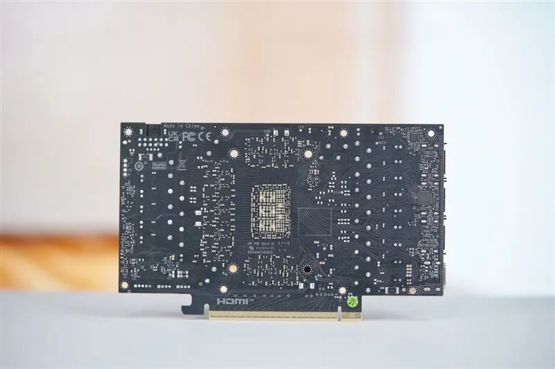 影驰RTX 5070 Ti金属大师白金版OC评测：全新设计 颜值也追上性能和做工