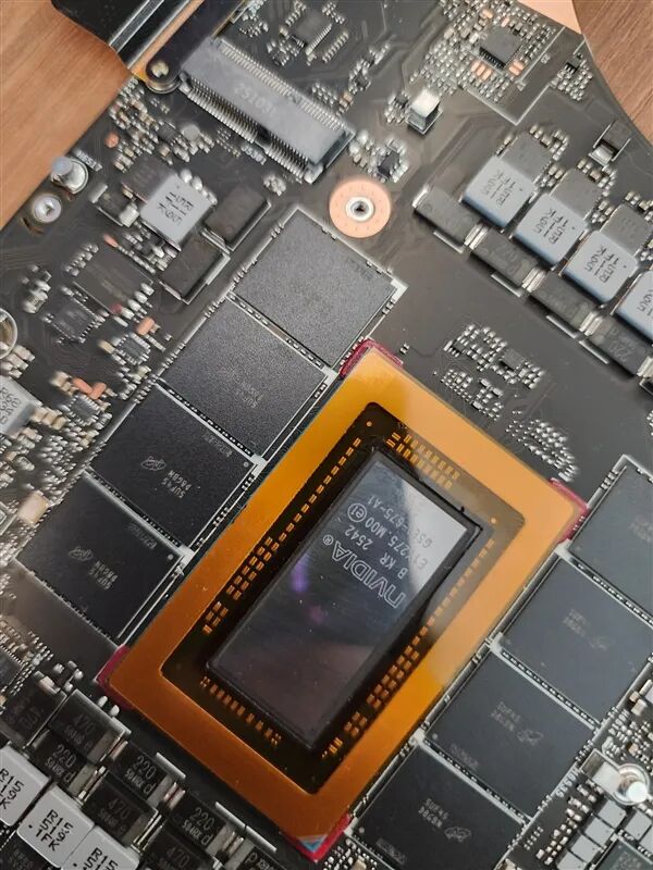 英偉達(dá)首款Windows專用處理器RTX Spark實(shí)物曝光：買(mǎi)顯卡送CPU、附贈(zèng)8顆內(nèi)存