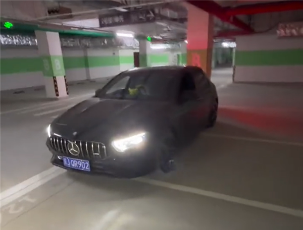 奔馳車主地庫測試自動泊車 網友笑翻了