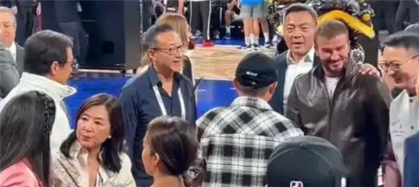 馬云現身NBA中國賽場觀戰！身旁大佬云集：吳泳銘 成龍 貝克漢姆等并排觀賽