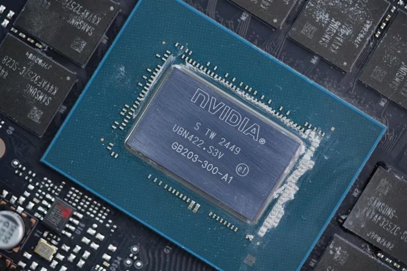 影驰RTX 5070 Ti金属大师白金版OC评测：全新设计 颜值也追上性能和做工