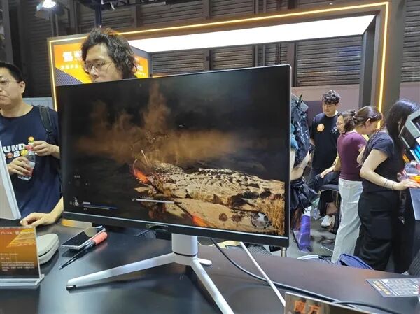 國(guó)產(chǎn)自研GPU從0到1破曉時(shí)刻！礪算首秀ChinaJoy：LX 7G100現(xiàn)場(chǎng)開(kāi)跑黑神話(huà)