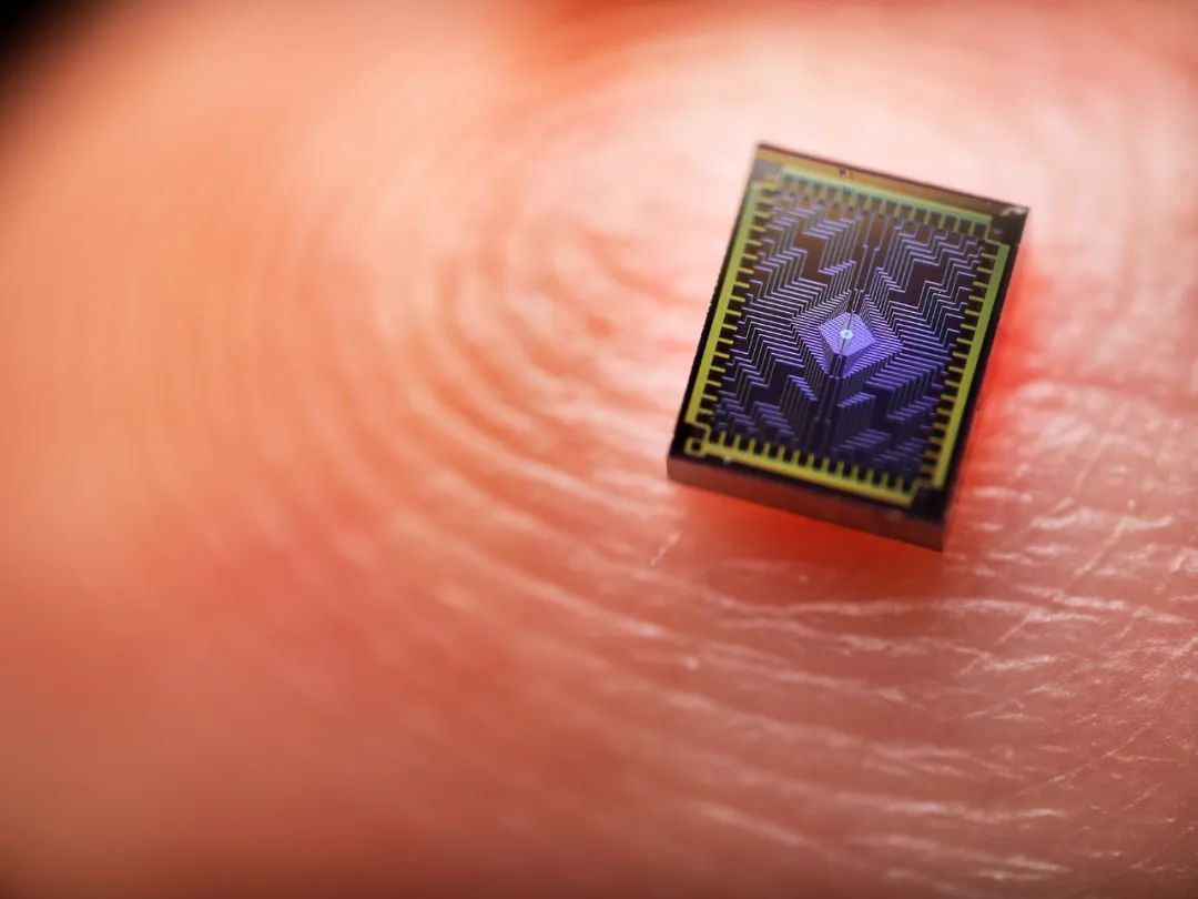 离量子计算机又进一步！英特尔发布全新硅自旋量子比特芯片TunnelFalls-电子工程专辑