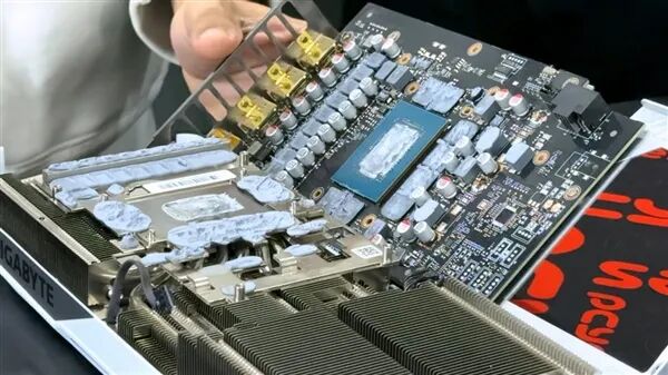 NVIDIA刪了個寂寞！RTX 50熱點傳感器仍在：大神一招解鎖揪出降頻真兇