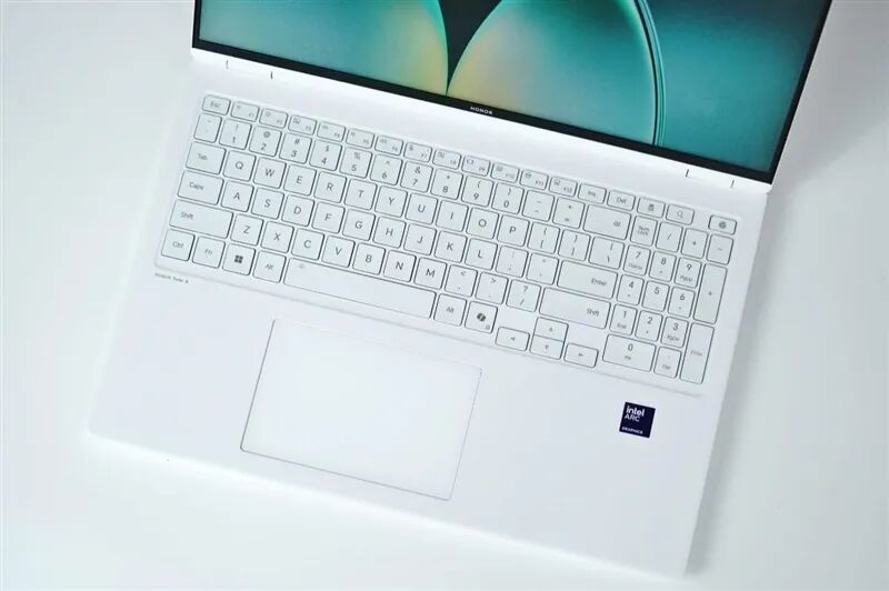 核顯本竟敢賣到萬元級別！榮耀MagicBook Pro16 2026全面評測：88W滿血 + 92Wh續(xù)航，這可能是史上最強的核顯本