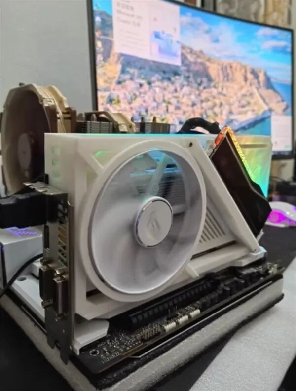 全球首個可以插DDR5內存的顯卡！可惜只是個擺設