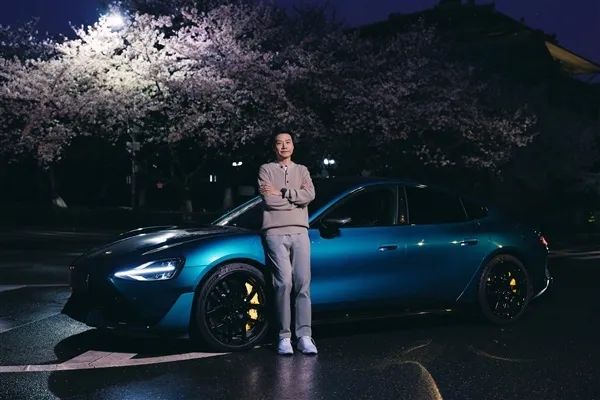 小米YU7迄今最清晰内饰谍照曝光：PHUD环绕屏醒目异常