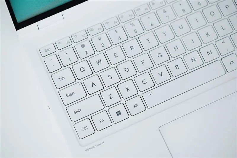 核顯本竟敢賣到萬元級別！榮耀MagicBook Pro16 2026全面評測：88W滿血 + 92Wh續(xù)航，這可能是史上最強的核顯本