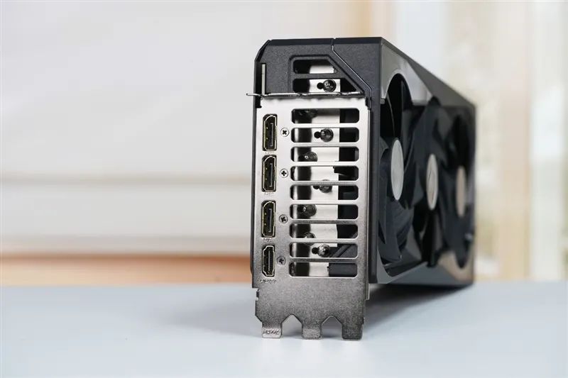技嘉RTX 5070超级雕评测：DLSS 4让中端显卡也有顶级游戏体验