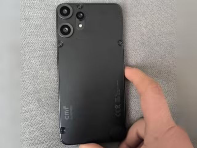 Other Redditors have commented that the phone might be a tad smaller than it's predecessor (Image source: PanickCat via Reddit)