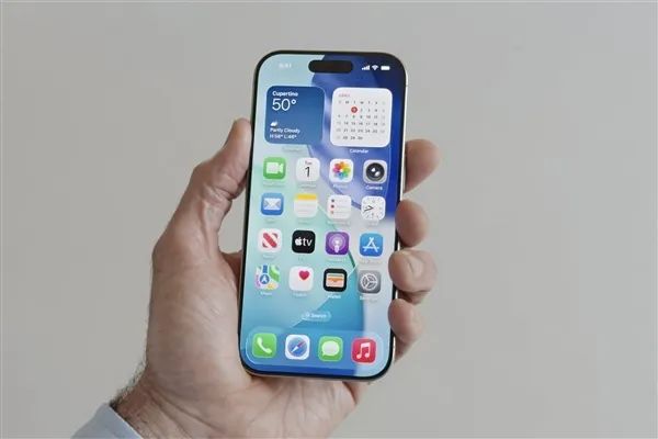 第一批升级iOS 26的iPhone 15系列用户遇到Bug：手机黑屏且无法充电