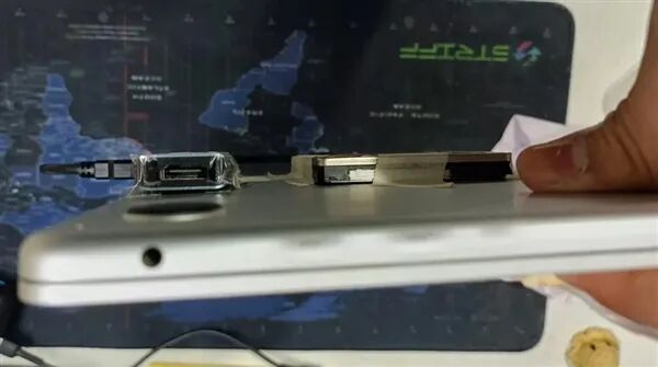 辣眼睛！為省固態錢MacBook Air“丑陋”改裝：膠帶硬粘外掛SATA硬盤