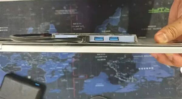 辣眼睛！為省固態錢MacBook Air“丑陋”改裝：膠帶硬粘外掛SATA硬盤