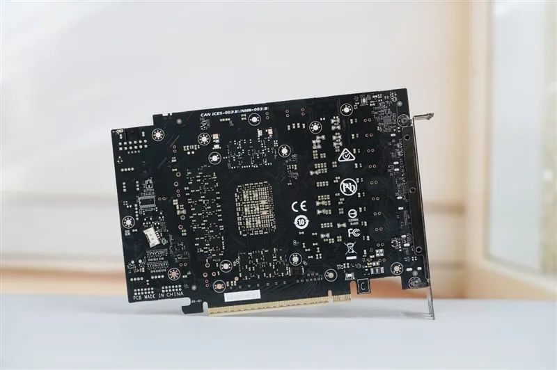 技嘉RTX 5070超级雕评测：DLSS 4让中端显卡也有顶级游戏体验