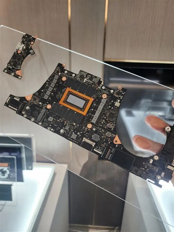 英偉達(dá)首款Windows專用處理器RTX Spark實(shí)物曝光：買(mǎi)顯卡送CPU、附贈(zèng)8顆內(nèi)存