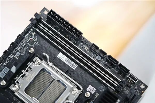 小體積不將就！七彩虹iGame B850I MINI OC V14主板評測：同級唯一異步超頻 一鍵釋放X3D滿血性能