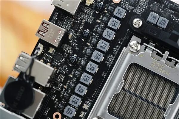 小體積不將就！七彩虹iGame B850I MINI OC V14主板評測：同級唯一異步超頻 一鍵釋放X3D滿血性能