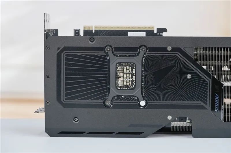技嘉RTX 5070超级雕评测：DLSS 4让中端显卡也有顶级游戏体验