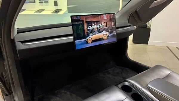 特斯拉Cybercab实车内饰曝光两座布局只有屏幕和杯架