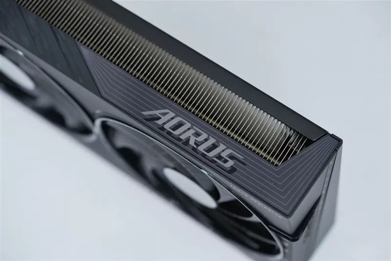 技嘉RTX 5060小雕首发评测：超越RTX 4060 Ti！2K也有一战之力