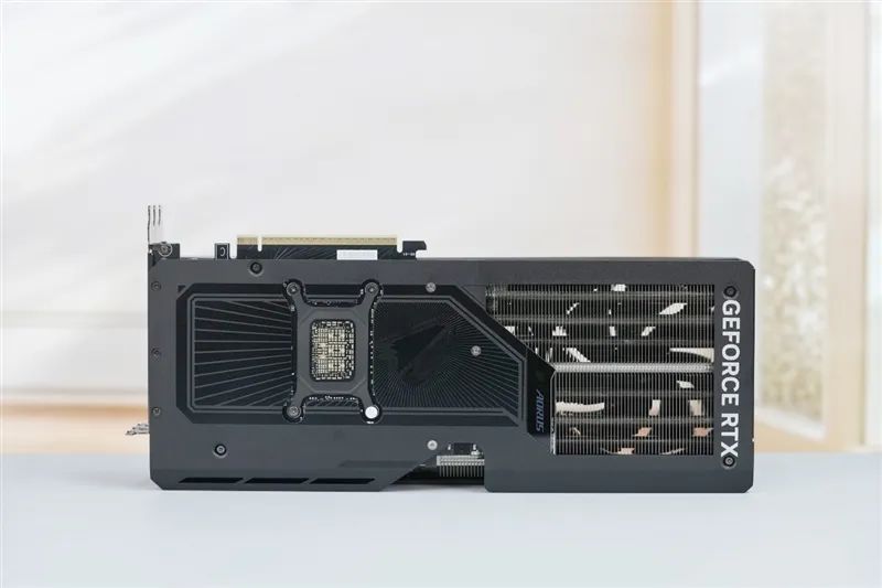 技嘉RTX 5070超级雕评测：DLSS 4让中端显卡也有顶级游戏体验