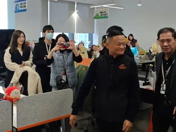 馬云現身阿里巴巴杭州園區：全程微笑 向員工揮手致意