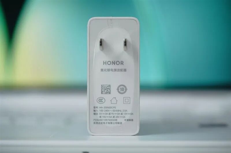核顯本竟敢賣到萬元級別！榮耀MagicBook Pro16 2026全面評測：88W滿血 + 92Wh續(xù)航，這可能是史上最強的核顯本