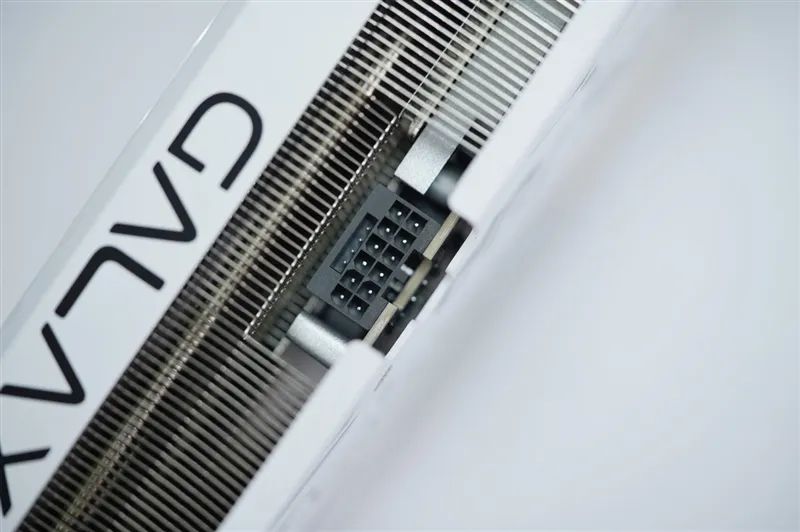 影驰RTX 5070 Ti金属大师白金版OC评测：全新设计 颜值也追上性能和做工