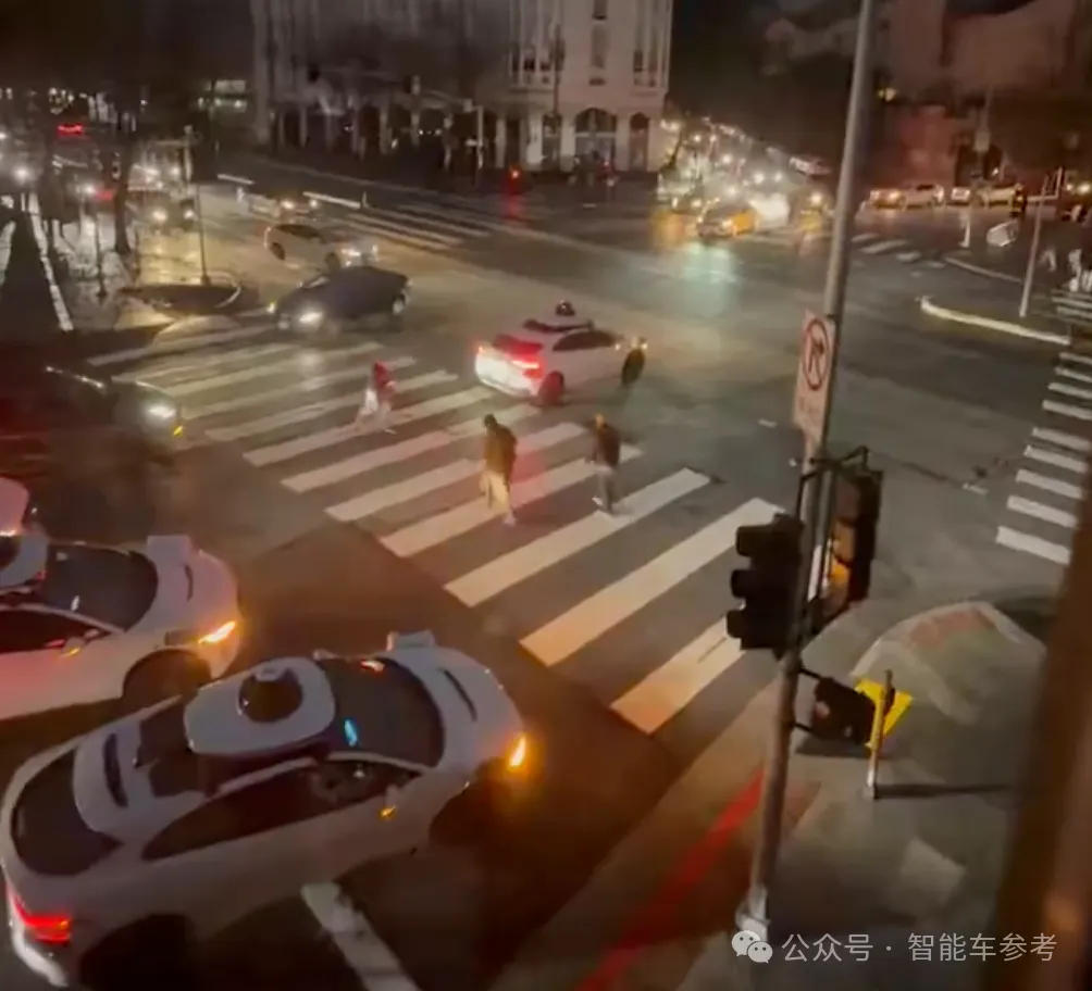 2500辆Robotaxi，配了25000个应急人员？？？-电子工程专辑