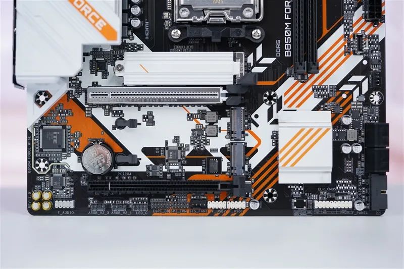 千元大廠主板！技嘉戰鷹B850M FORCE WIFI6E評測：一鍵降低9ns內存延遲