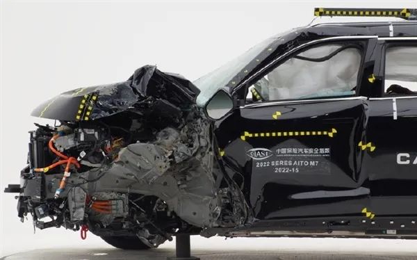 问界M7中保研测试A柱疑变形 汽车博主发出“灵魂拷问”-Hi智车