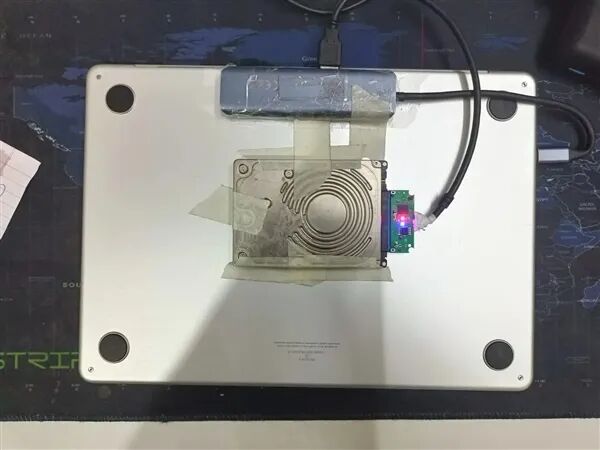 辣眼睛！為省固態錢MacBook Air“丑陋”改裝：膠帶硬粘外掛SATA硬盤
