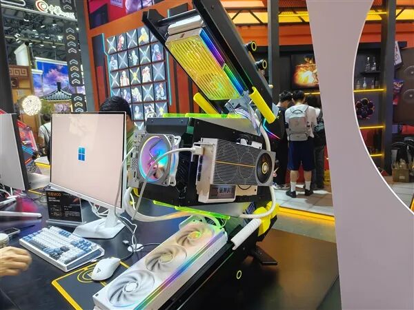國(guó)產(chǎn)自研GPU從0到1破曉時(shí)刻！礪算首秀ChinaJoy：LX 7G100現(xiàn)場(chǎng)開(kāi)跑黑神話(huà)
