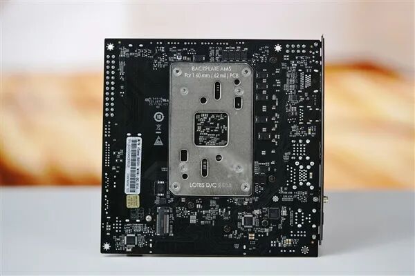 小體積不將就！七彩虹iGame B850I MINI OC V14主板評測：同級唯一異步超頻 一鍵釋放X3D滿血性能