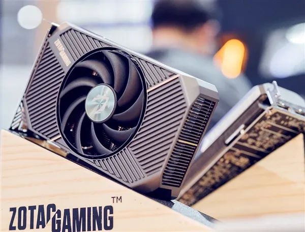 索泰、技嘉都有半高式刀卡RTX 5060：都是三風扇