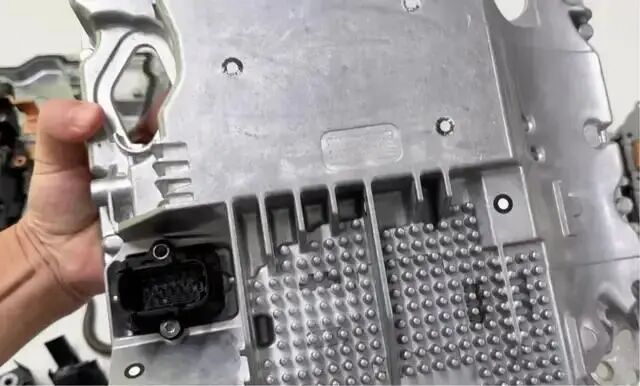 拆解小米SU7逆變器:這幾個設計非常亮眼-有駕 拆解小米SU7逆變器:這幾個設計非常亮眼-有駕
