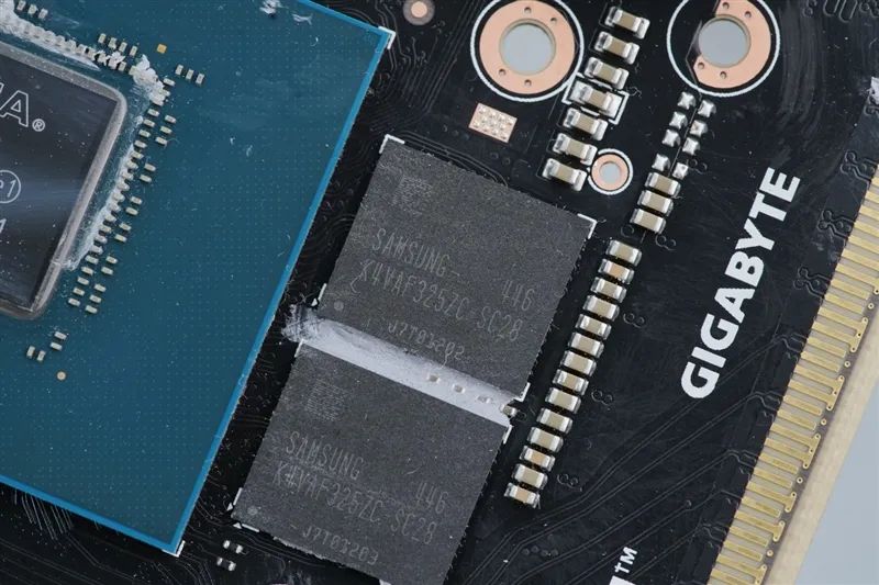 技嘉RTX 5070超级雕评测：DLSS 4让中端显卡也有顶级游戏体验
