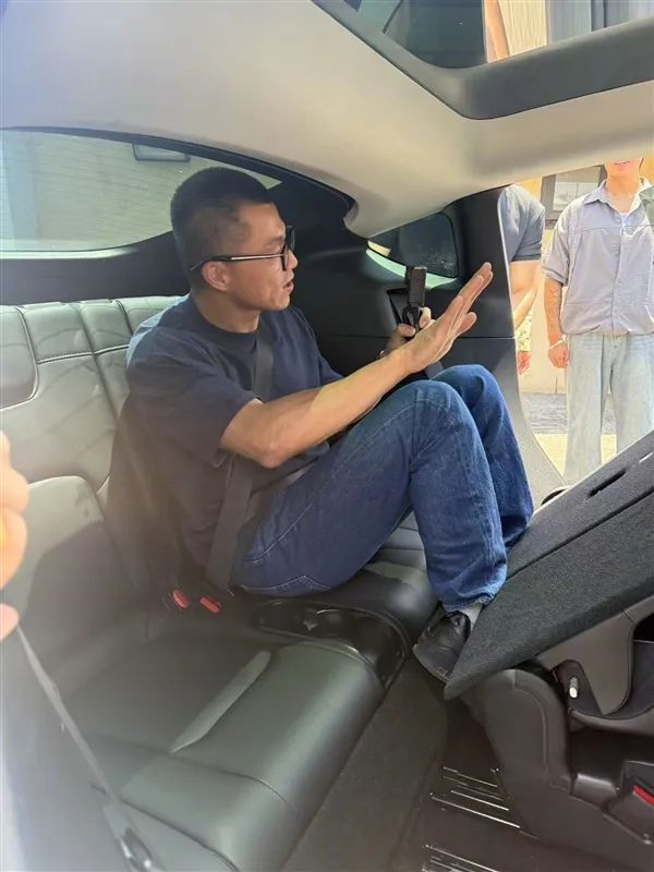 知名车评人“陈震同学”体验7座特斯拉Model Y 网友：犯了天条吗