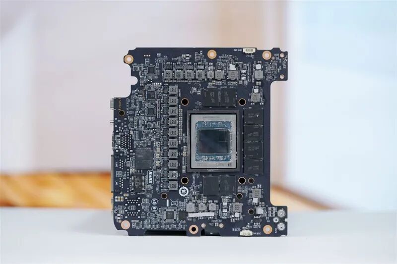 生產力性能遠超i9-14900HX！零刻GTR9 Pro迷你AI工作站評測：235B超大模型也能運行